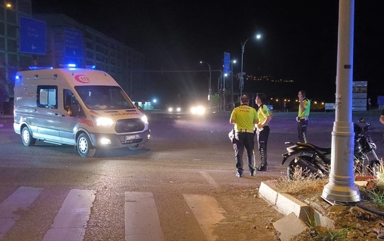 Siirt'te Motosiklet Otomobille Çarpıştı: 1 Ağır Yaralı