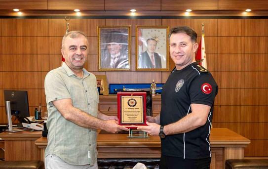 Emekli Polis Memuru'na Plaket
