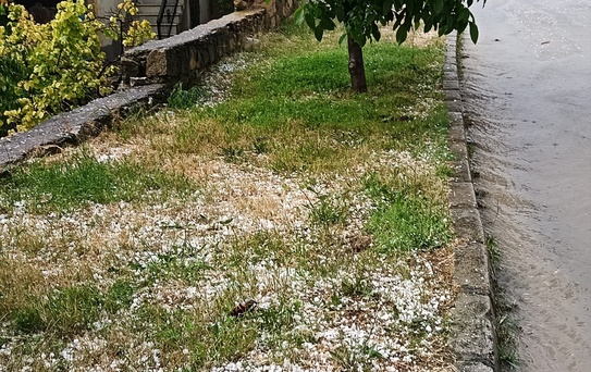 Bolvadin'de Sağanak ve Dolu Zarara Yol Açtı
