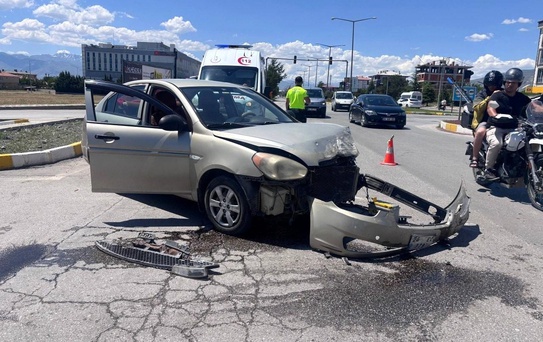 Erzincan'da iki araç çarpıştı: Can kaybı yok, maddi hasar var