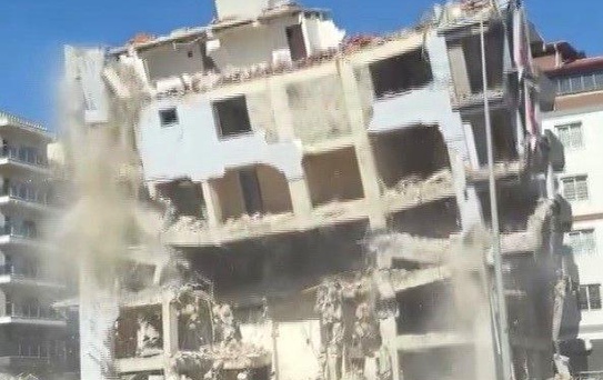 Hatay'da Ağır Hasarlı Bina Yıkıldı