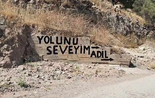 İzmir'de bozuk yol isyan ettirdi, vatandaş çileyi duvarlara yazdı