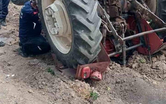 Seyitgazi'de yaşlı adam ters dönen traktörün altında kaldı