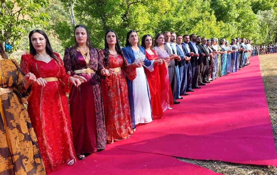 Şırnak'ta en uzun halay kuyruğu