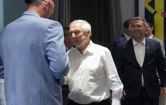Vedat Muriqi'nin Aziz Yıldırım ile tokalaşmadan önce yaptığına beğeni yağıyor