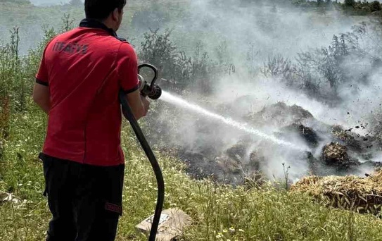 Boş arazideki atık samanlar alev aldı
