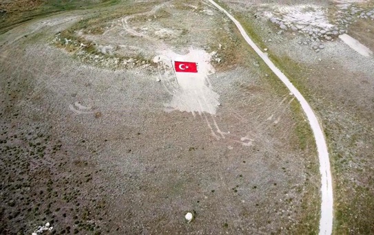 Eskişehirli gençler Milli Takıma destek için dağa Türk Bayrağı nakşetti