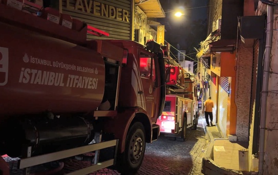 İstanbul'un kalbinde korkutan yangın! Tarihi han alevlere teslim oldu
