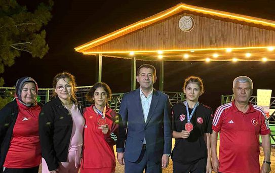 Genç güreşçiler Feke'nin gururu oldu
