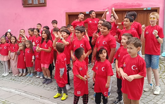 İş İnsanı 100 Çocuğa A Milli Forması Hediye Etti