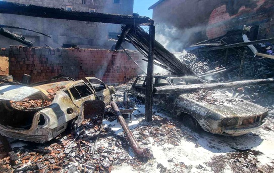 Kütahya'da korkutan yangın: 3 ev hasar gördü, 2 araç küle döndü
