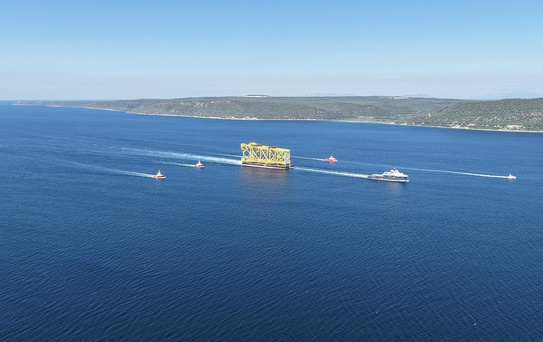 350 metrelik sondaj iskelesi Çanakkale Boğazı'ndan geçti