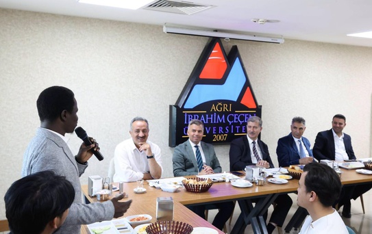 Rektör Gülçin uluslararası öğrencilerle bir araya geldi