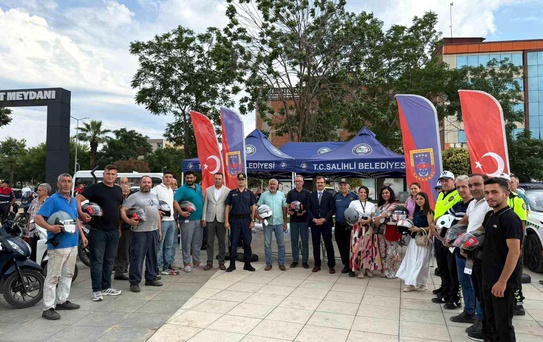 Motosiklet Sürücülerine Kask Dağıtıldı