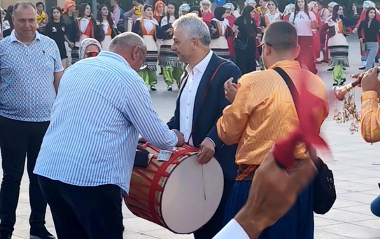 Türkiye Halk Oyunları Federasyonu Başkanı davul çalarak bahşiş topladı