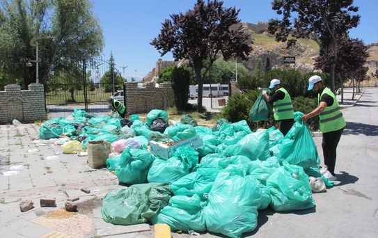 Van'da Atatürk Kültür Parkı'nda 3 Ton Çöp Toplandı