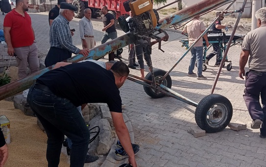 Helezon Makinesine Sıkışan Tarım İşçisi Yaralandı