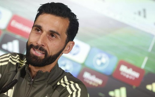 Alvaro Arbeloa yeni takımına imzayı atıyor