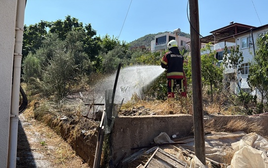 Anamur'da Bahçedeki Yangın Söndürüldü