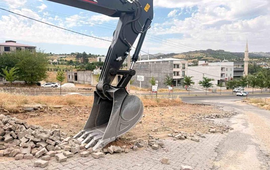 Çermik'te yol yapımı gecikti başkan özür diledi
