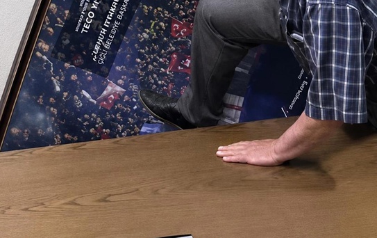 CHP'nin kalesi İzmir'de Özgür Özel'in fotoğraflarını ayaklar altına alıp parçaladılar
