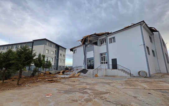 Hassa'da Fırtına Çatıları Uçurdu