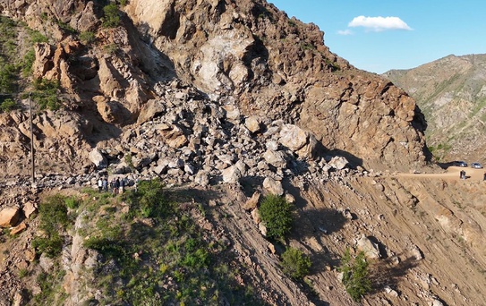 Oltu'da Yol Heyelanla Kapandı