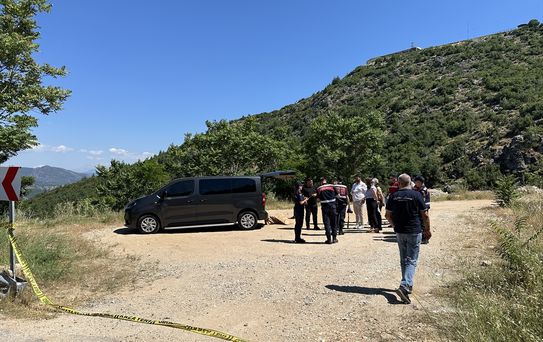 Eğirdir'de 2 Genç Park Halindeki Araçta Ölü Bulundu