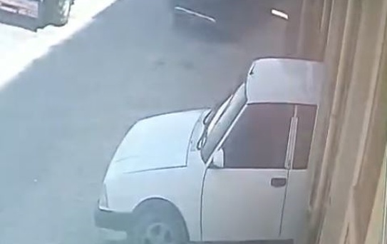 Krikodan düşen aracın altında kalan kaporta ustası yaralandı