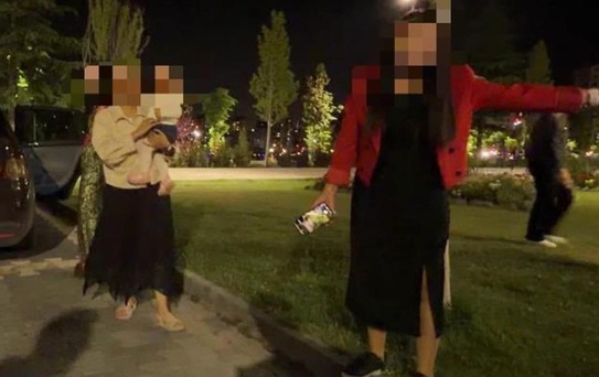 Bebeğini arabada unuttu, hıncını gazetecilerden çıkardı
