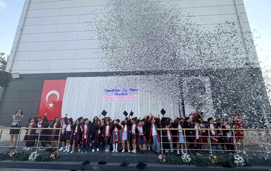 Minik Öğrencilerin İlk Mezuniyeti Coşkuyla Kutlandı