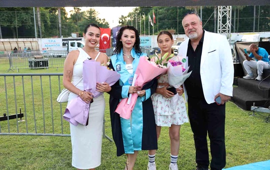 Çifte Kutlama: Anne Mezuniyet, Kız Kanseri Yendi