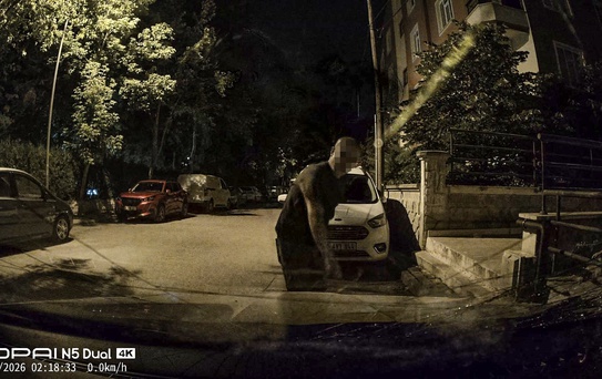 Komşu Sinirle Araca Zarar Verdi