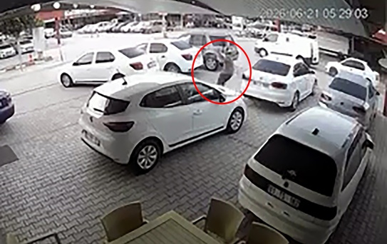 Oto galeriye silahlı saldırı kamerada; çok sayıda araca kurşun isabet etti