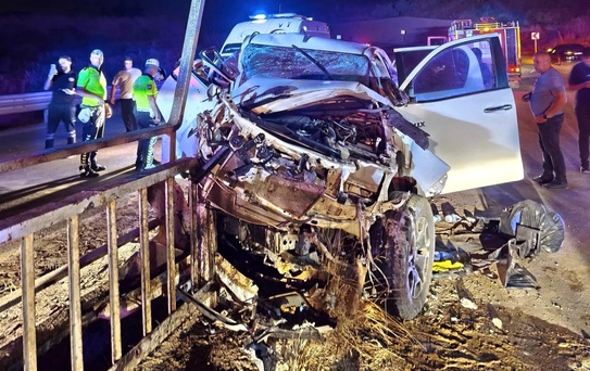Siirt'te pikap bariyerlere ok gibi saplandı: 2 yaralı