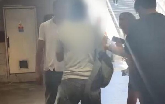 Şişli’de metrobüs istasyonunda gizlice kadın fotoğrafı çeken şüpheliye vatandaş müdahale etti