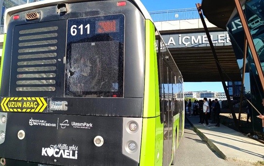 Tuzla'da ani fren yapan yolcu otobüsüne beton pompası çarptı: Cam patladı, yolcular yere savruldu