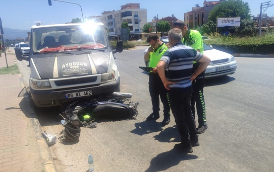 Ödemiş'te Motosiklet-Kamyonet Kazası: 2 Yaralı