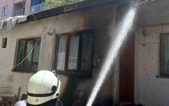 Müstakil evin çatısına çıkan yangın büyümeden söndürüldü
