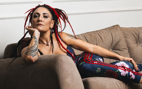 Rock müziğin asi kızı Özlem Tekin yıllar sonra kameraya yakalandı