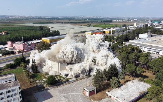 Adana'nın simge yapısı saniyeler içinde tuzla buz oldu