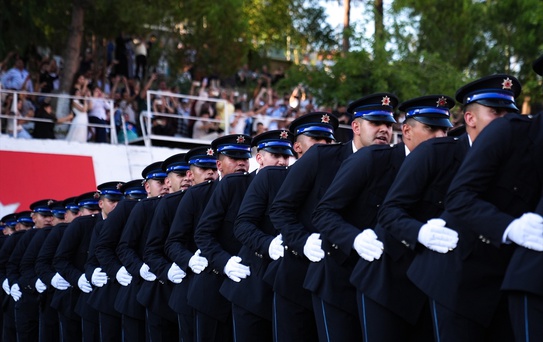İzmir'de 376 polis adayı mezun oldu