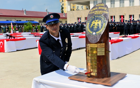 Adana'da Polis Mezuniyetinde Evlilik Teklifi