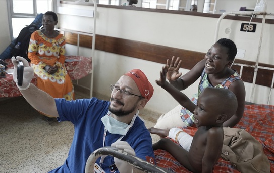 Uganda'da 5 Yaşındaki Kız Ameliyat Oldu