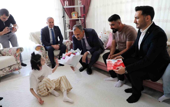 Vali'den evde eğitim gören öğrenciye karne ziyareti