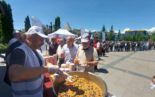 Aşure dağıtımında yoğunluk