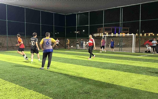 Başkan Çenet, söz verdiği halı sahayı tamamlayıp öğrencilerle sahaya çıktı