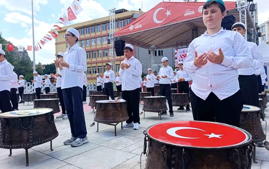 Hatimle pişirilen aşureler vatandaşlara dağıtıldı