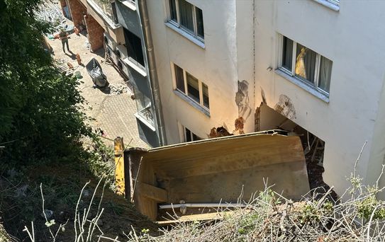 Tirebolu'da Kamyon Apartmana Çarptı: 2 Yaralı