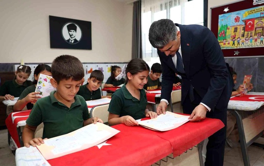 Kaymakam Şener, öğrencilerin karne mutluluğuna ortak oldu